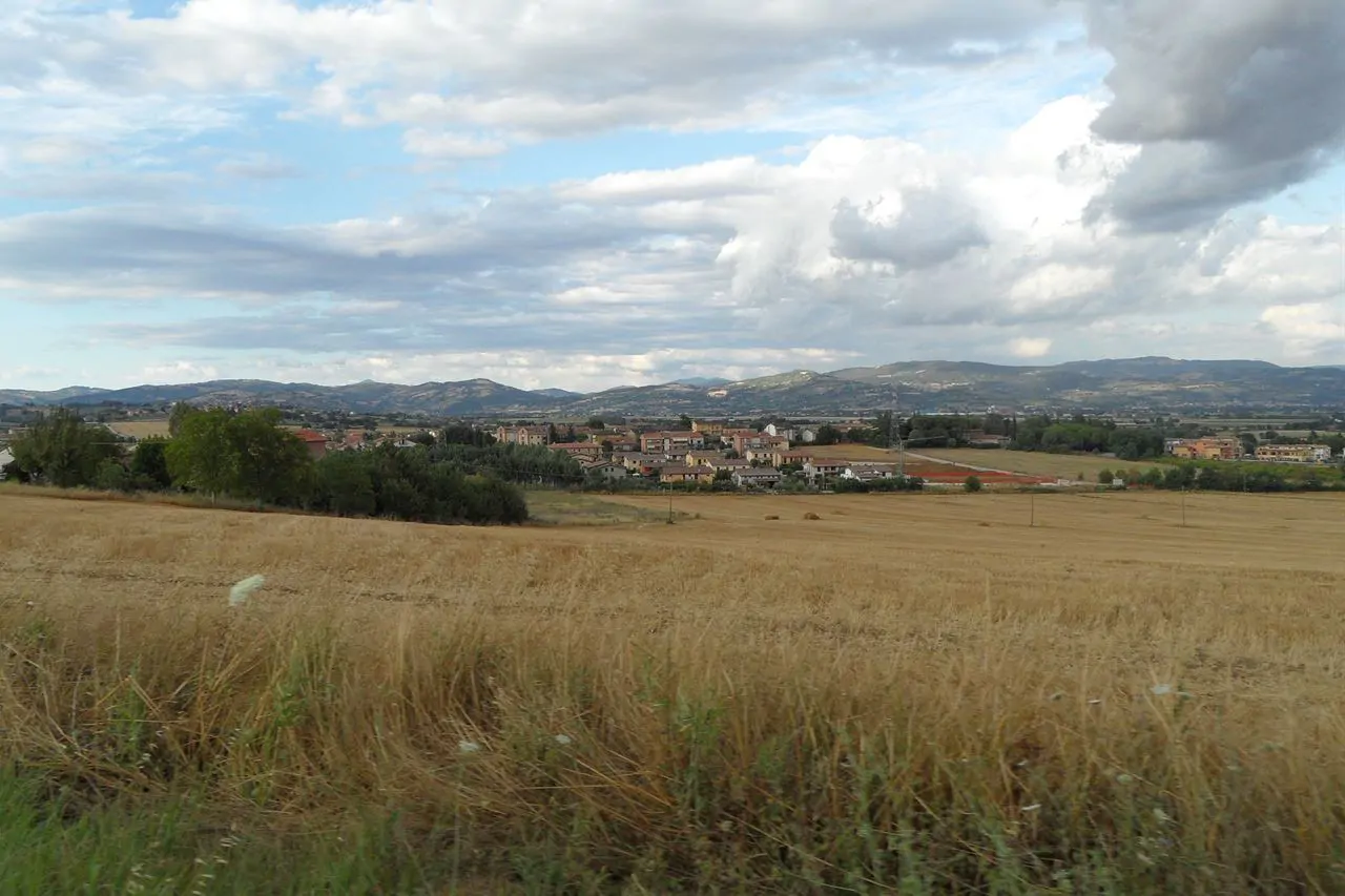 La campagna umbra, coltivata fin sotto i paesi
