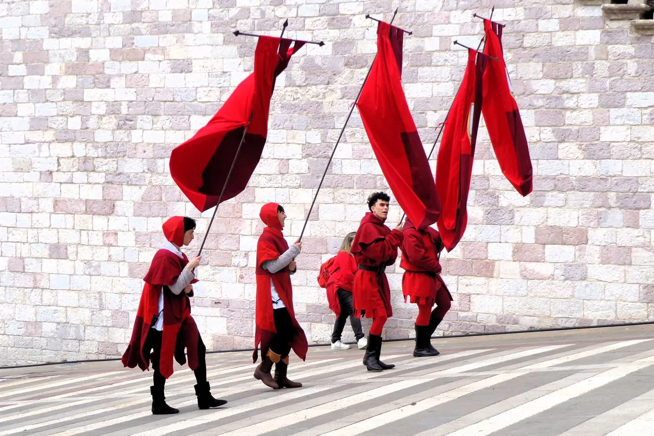 Flag throwers in costume, who in Umbria accompany almost every festival