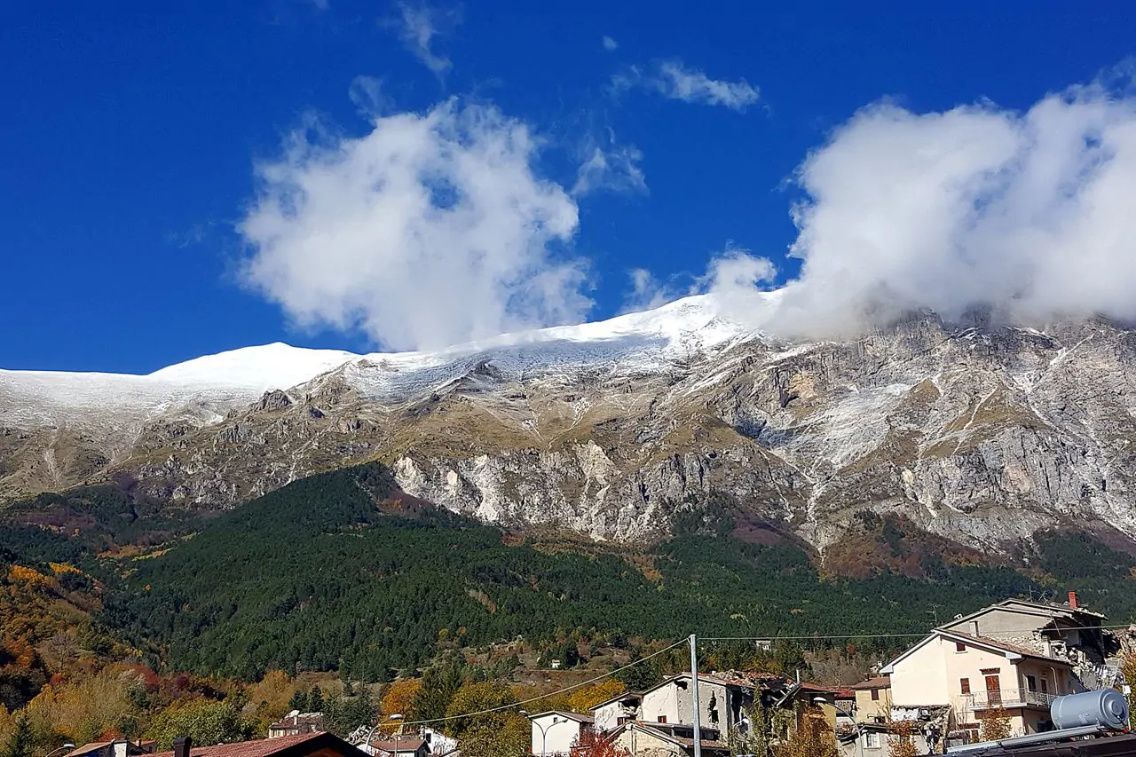 I Monti Sibillini visti da un paese dell'Appennino umbro