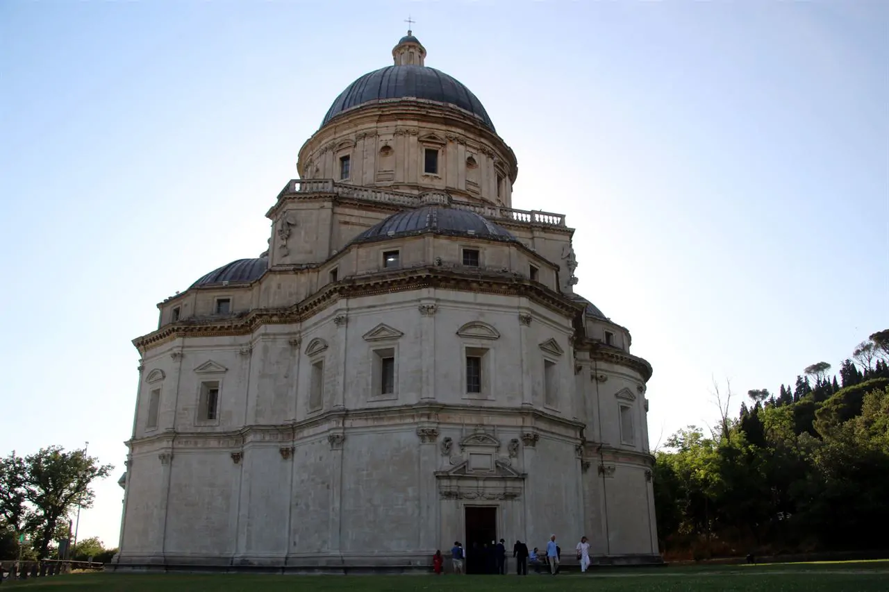 Santa Maria della Consolazione a Todi, fuori dalle mura